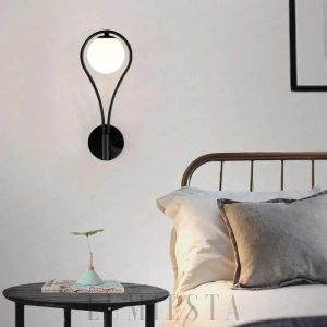 Lampa ścienna w stylu minimalistycznym z okrągłym kloszem