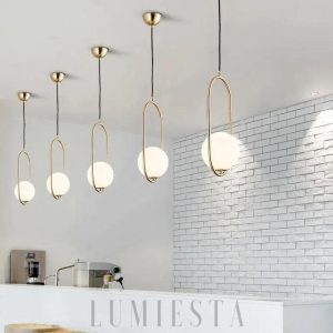 Lampa wisząca w kształcie koła z mleczną kulą