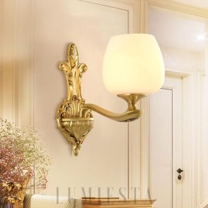 Lampa ścienna mosiężna z szklanym kloszem w stylu vintage