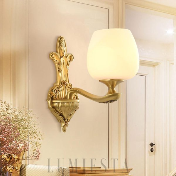 Lampa ścienna mosiężna z szklanym kloszem w stylu vintage