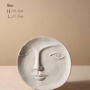 Wazon w kształcie twarzy z ceramicznym wykończeniem