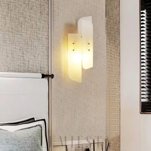 Elegancka mosiężna lampa ścienna Alabaster Megalith