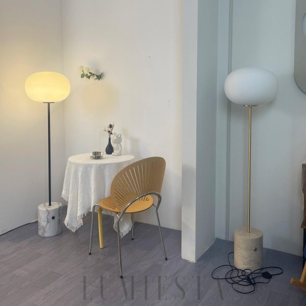 Choyu - Podłogowa z kulistym kloszem — złota lub czarna