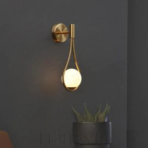 Lampa ścienna w stylu minimalistycznym z okrągłym kloszem
