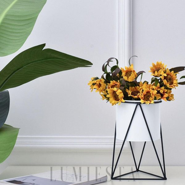 Elegancki biały stojak na rośliny z metalową podstawą