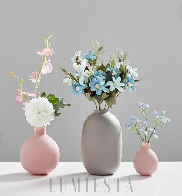 Stylowe wazony ceramiczne w różnych kształtach i kolorach