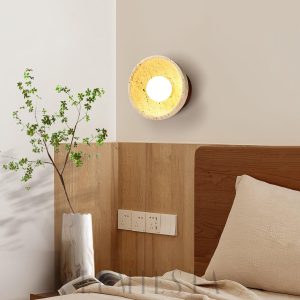 Kinkiet okrągły trawertyn, beżowy, Ø 15 cm, drewniana podstawa, styl nowoczesny