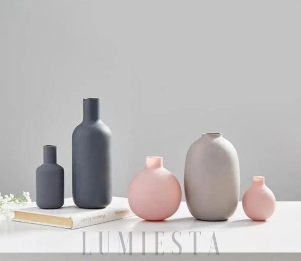 Stylowe wazony ceramiczne w różnych kształtach i kolorach
