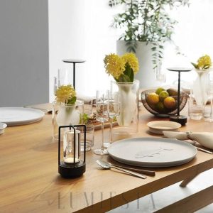 Lampa stołowa industrialna z metalowym stelażem