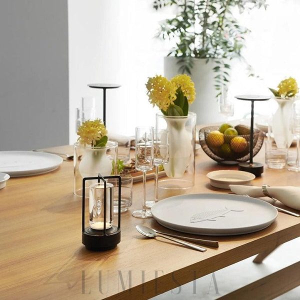 Lampa stołowa industrialna z metalowym stelażem